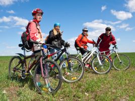 Rowerzyści są obok pieszych najczęstszymi ofiarami wypadków drogowych. Kampania MSWiA ma to zmienić. (fot. shutterstock.com)