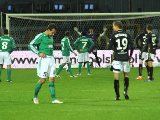 Traore za chwilę bezbłędnie uderzy z rzutu karnego (fot. Cezary Korycki/sport.tvp.pl)