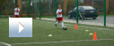 <b>Piłkarze od najmłodszych lat muszą jak najlepiej panować nad futbolówką. Odpowiednie ćwiczenie prezentuje Tomasz Gutowski, trener Akademii Piłkarskiej Brychczy.</b>
<br /><br />
<b>Nazwa ćwiczenia:</b> doskonalenie prowadzenia piłki<br /><br />
<b>Kategorie wiekowe:</b> F 7-8, E 9-10<br /><br />
<b>Opis ćwiczeń:</b><br />
Zawodnicy ustawiają się w rzędzie z piłkami w określonym miejscu na boisku. Kolejno każdy z nich rusza z miejsca i zagrywa piłkę do ustawionego z pachołków trójkąta, wbiega za piłką, robi zwód w obrębie trójkąta i wybiega z niego prowadząc piłkę. Modyfikacją może być oddanie strzału po wyjściu z trójkąta.
<br /><br />
<b>Korzyści:</b><br />
W trakcie ćwiczenia zawodnicy doskonalą prowadzenie piłki, panowanie nad futbolówką oraz technikę oddawania strzałów.
<br /><br />
Chcesz współtworzyć Extra Time? Zaproponuj temat kolejnych materiałów wideo. Wyślij nam maila na <b><a href="mailto:extratime@tvp.pl">extratime@tvp.pl</a></b>.