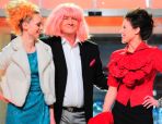 Michał Olszański pomagał modelkom w prezentowaniu mody sylwestrowej (fot. Agencja Forum)