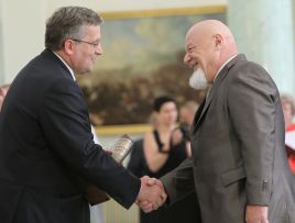 Prezydent Bronisław Komorowski  wręcza nagrodę dziennikarzowi Aleksandrowi Świeykowskiemu