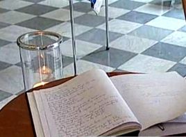 Wielbiciele poezji Wisławy Szymborskiej wpisują się do księgi kondolencyjnej wystawionej w magistracie