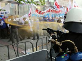 Podczas protestu doszło do starć z policją. Policjanci użyli pałek, armatki wodnej i gazu łzawiącego (fot. PAP/Paweł Supernak)