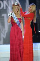 Koronę swojej następczyni przekazała Miss Polonia 2010  – Rozalia Mancewicz (fot. Jacek Turczyk)