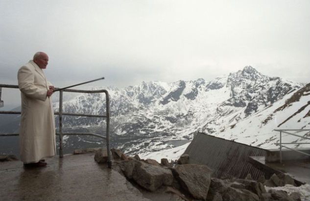 Jego pasją były też wędrówki górskie. Szczególnymi względami darzył polskie Tatry (fot. Radek Pietruszka/PAP)