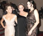 Kate Hudson, Stella McCartney i Liv Tyler (od lewej) pozują na czerwonym dywanie (fot. PAP/EPA/JUSTIN LANE)