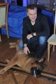 Serialowy Alex ze swoim najbliższym kompanem komisarzem Bromskim (fot. J. Bogacz/TVP)