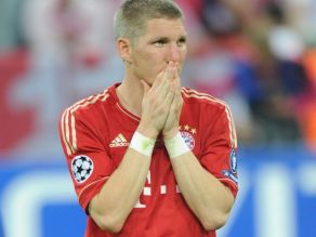 Bastian Schweinsteiger długo nie mógł otrząsnąć się po porażce (fot. PAP/EPA)