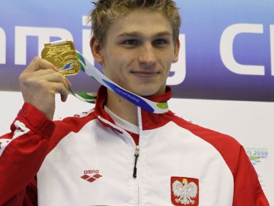 Radosław Kawęcki ze złotym medalem na 200 m stylem grzbietowym (fot. PAP/Jerzy Undro)