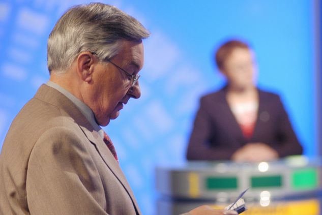Tadeusz Sznuk zawsze ze stoickim spokojem czyta kolejne pytania (fot. L.Wróblewski/TVP)