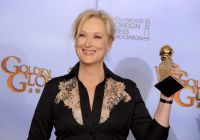 Meryl Streep ze Złotym Globem za główną rolę w filmie „Żelazna Dama” (fot. PAP/EPA/PAUL BUCK)