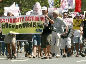 W Manili, stolicy Filipin, sobotnia akcja solidarności z ruchem „Okupuj Wall Street” splotła się z antyamerykańską demonstracją