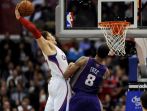 Efektowny wsad Blake'a Griffina (fot. PAP/EPA)