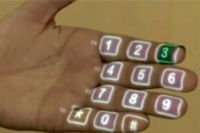 Zamiast telefonu wystarczy dłoń (fot. youtube)