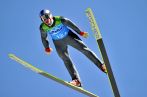 Austriak Gregor Schlierenzauer w pierwszej serii skoczył na odległość 140,5 metrów (fot. PAP/EPA)