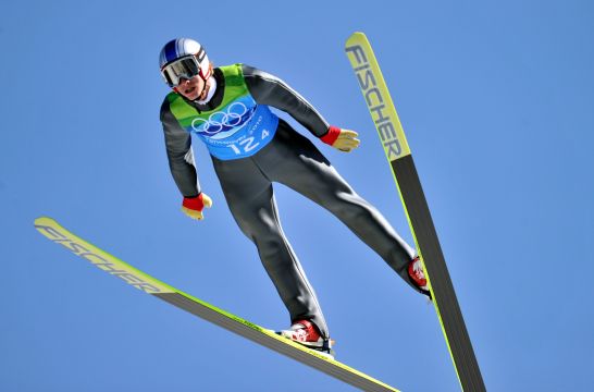 Austriak Gregor Schlierenzauer w pierwszej serii skoczył na odległość 140,5 metrów (fot. PAP/EPA)