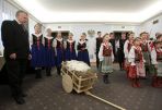 Harcerze w strojach ludowych śpiewali kolędy (fot.  PAP/Leszek Szymański)