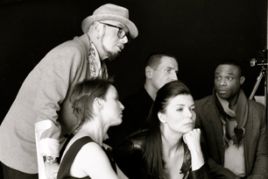 Tomasz Jacyków  razem z jury obserwuje sesję fotograficzną Sary