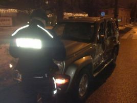 Na skrzyżowaniu ul. Boboli z ul. Rakowiecką zderzyły się dwa samochody terenowe (fot. Marcin Gałuszko/TVP Warszawa)