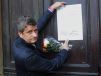 Lider Ruchu Palikota, Janusz Palikot swój akt apostazji powiesił  na drzwiach kościoła  Franciszkanów w Krakowie (fot. PAP/Jacek Bednarczyk)