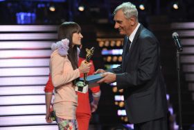 Sylwia Grzeszczak odebrała z rąk Wiktora Zborowskiego nagrodę dla SuperArtystki (fot. Ireneusz Sobieszczuk) (c)