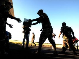 Po załadunku ciężkiego sprzętu na ciężarówkę ratownicy wyruszyli w kierunku granicy Haiti