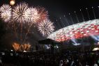 Stadion Narodowy zaprezentował się po raz pierwszy w pełnej krasie podczas wielkiej iluminacji (fot. PAP/EPA)