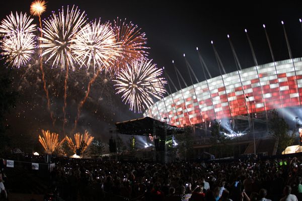 Stadion Narodowy zaprezentował się po raz pierwszy w pełnej krasie podczas wielkiej iluminacji (fot. PAP/EPA)