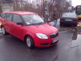 BMW staranowało Skodę tak, że ta wpadła na pobliski chodnik (fot. Marcin Gałuszko/TVP Warszawa)