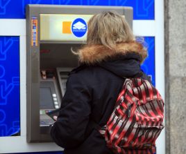 Polacy nie chcą rozstawać się z bankomatami, a Euronet zapowiada likwidację kolejnych maszyn
