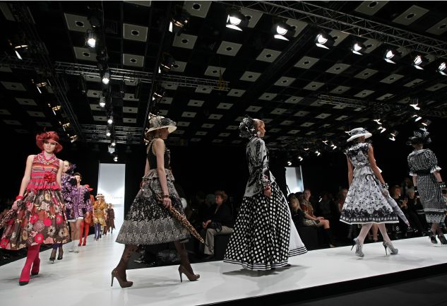 Projektanci mody z Rosji i zza granicy pokazali swoje najnowsze kreacje na Mercedes-Benz Fashion Week w Moskwie (fot. PAP)