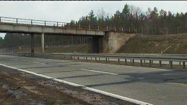 Betonowa nawierzchnia autostrady A18 jest bardzo popękana