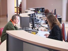 Rzesze urzędników pozostaną nadal nietykalne