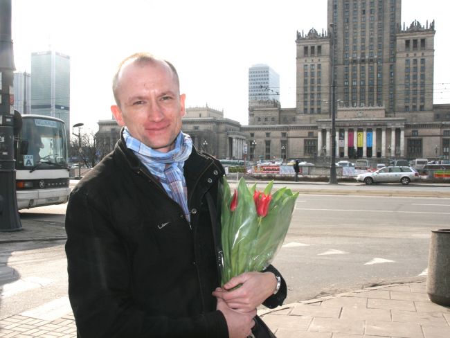 Mężczyźni spacerują z naręczami kwiatów (fot. annd)