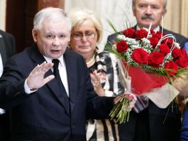 Jarosław Kaczyński podczas konferencji „Śląsk w XX -leciu i dzisiaj” w sali Sejmiku Śląskiego w Katowicach (fot. PAP/Andrzej Gry
