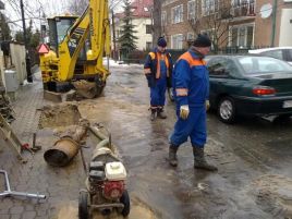 W wyniku awarii aż 20 budynków zostało odciętych od bieżącej wody (fot. Marcin Gałuszko/TVP Warszawa)