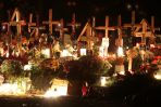 Już od soboty na grobach płoną znicze. Tu na cmentarzu Miłostowo w Poznaniu (Fot. Adam Ciereszko/PAP)