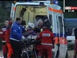 Stan spadochroniarza jest ciężki, ma połamane nogi i obrażenia wewnętrzne