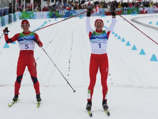 Waleczna Justyna Kowalczyk po fenomenalnym finiszu pokonała Marit Bjoergen (PAP/EPA)