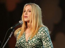 Teraz wiadomo kto dba o to, żeby Madonna nie wyglądała na swoje 53 lata (fot. TVP)