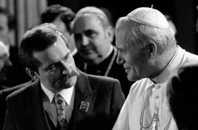 Swoje przesłanie głosił wszystkim. Tu z Lechem Wałęsą (fot. Jan Morek/PAP)