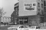 Wykorzystywano każdy skrawek wolnej przestrzeni w pierwszej kampanii wolnych wyborów, by nakłonić obywateli do głosowania (fot.