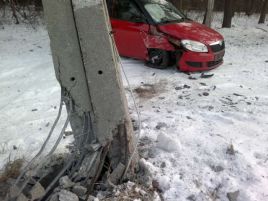 Siła uderzenia Skody była na tyle duża, że słup niemal się przewrócił (fot. Marcin Włodarski/TVP Warszawa)