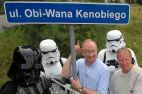 W Grabowcu za sprawa jednego z jego mieszkańców powstała w 2007 r. taka oto ulica. Na zdjęciu aktorzy Gerard Home i Paul Blake (