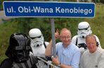 W Grabowcu za sprawa jednego z jego mieszkańców powstała w 2007 r. taka oto ulica. Na zdjęciu aktorzy Gerard Home i Paul Blake (