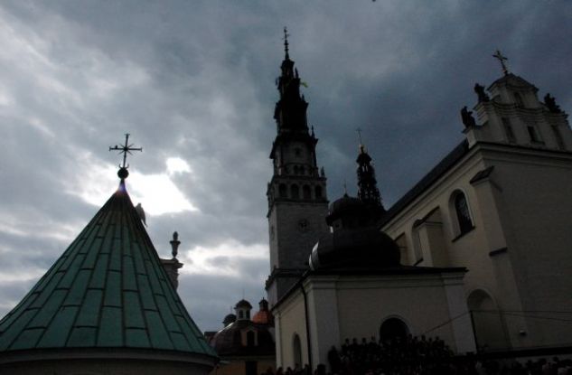 Wieża klasztorna jest najbardziej widocznym elementem sanktuarium, na jej szczyt prowadzi 516 schodów (fot. TVP/M.Wachowicz)