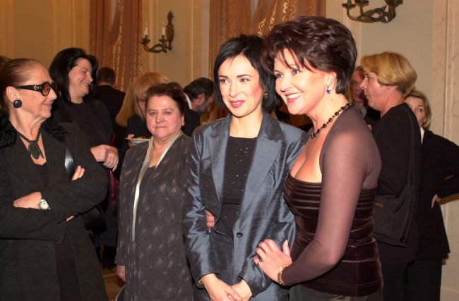 Z krótką fryzurą i w połyskującym kostiumie w 2001 (fot. TVP)