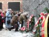 Byli więźniowie składają kwiaty przy Ścianie Śmierci na terenie byłego obozu Auschwitz-Birkenau (fot. PAP/Jacek Bednarczyk)
