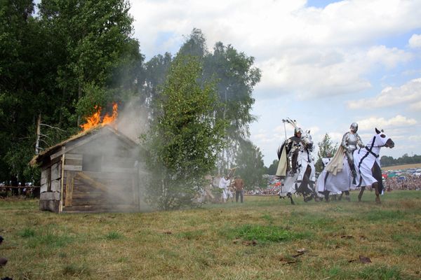 A krzyżacki najeźdźca robił co mógł, by zasłużyć na gniew ludu znad Wisły - paląc i grabiąc wszystko po drodze (PAP/M. Kaczyńska