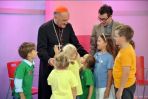 Ks. Kardynał opowiedział dzieciom o Fundacji Dzieło Nowego Tysiąclecia i Dniu Papieskim (fot. Jan Bogacz/TVP)